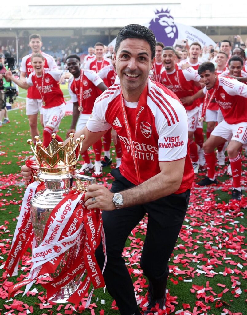 Mikel Arteta holding the Premier League title to celebrate Arsenal success in the 2025/2026 season